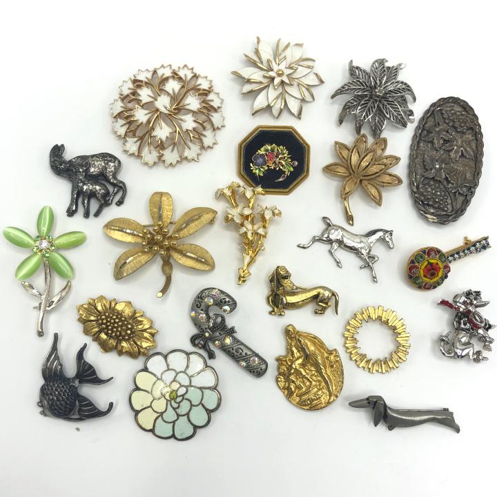 Lot of 21 Vintage Costume Jewelry Pins Many Signed: Lot of 21 Vintage Costume Jewelry Brooches / Pins Many Signed. Nice mixed lot of pins signed by makes like Trifari, BSK, Beau Sterling to name a few.