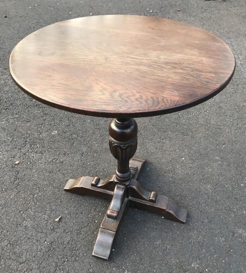 Antique English Tudor Style Pedestal End Table: Antique English Tudor Style Pedestal End Table. Measures 24 x 22 inches.