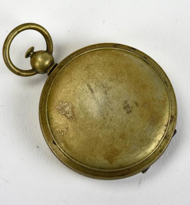 Antique US Army Compass Locket Necklace Pendant: Antique US Army Compass Locket Necklace Pendant. Measures 2.5 inches in length.