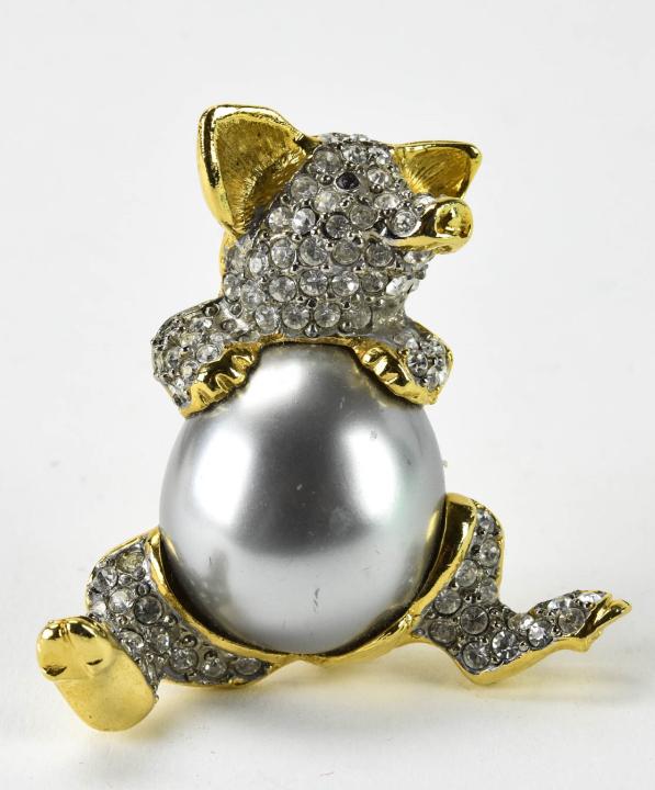 Vintage Kenneth Lane Pave & Gilt Pig Brooch: Vintage Kenneth Lane Pave & Gilt Pig Brooch. Set with large faux mabe pearl. Signed back. Measures 2 inches in length.