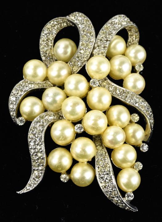 Jomaz Rhodium Rhinestone & Pearl Cluster Brooch: Jomaz Rhodium Rhinestone & Pearl Cluster Brooch. Circa 1970. Signed on back. measures 2.25 inches in length.