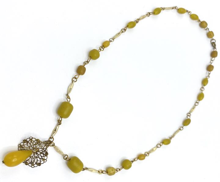 Vintage 1940s Bakelite Bead Necklace: Vintage 1940s Bakelite Bead Necklace. Pendant in the form of a cala lily. Approx 24” long.