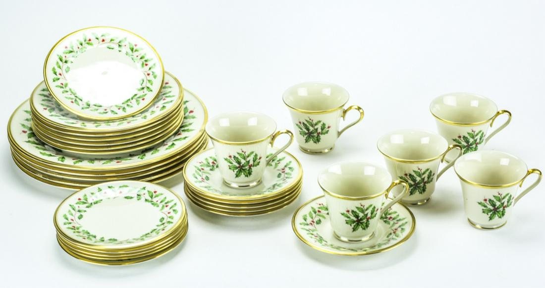 Lenox Porcelain Holiday Holly Plates Service for 6 (1 of 4)