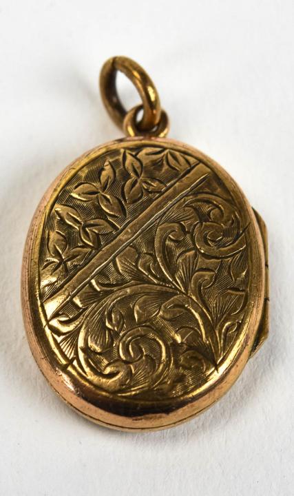 Antique 19th C English Gold Top Locket Necklace: Antique 19th C English Gold Top Locket Necklace Pendant. Chased gold panel top, gold filled frame. Maker's mark T&H on back. Measures 1.25 inches in length.