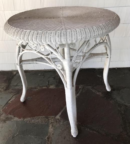 Vintage American Wicker Round End Table (1 of 3)