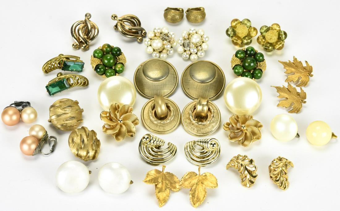 Collection Vintage Costume Jewelry Clip Earrings (1 of 7)