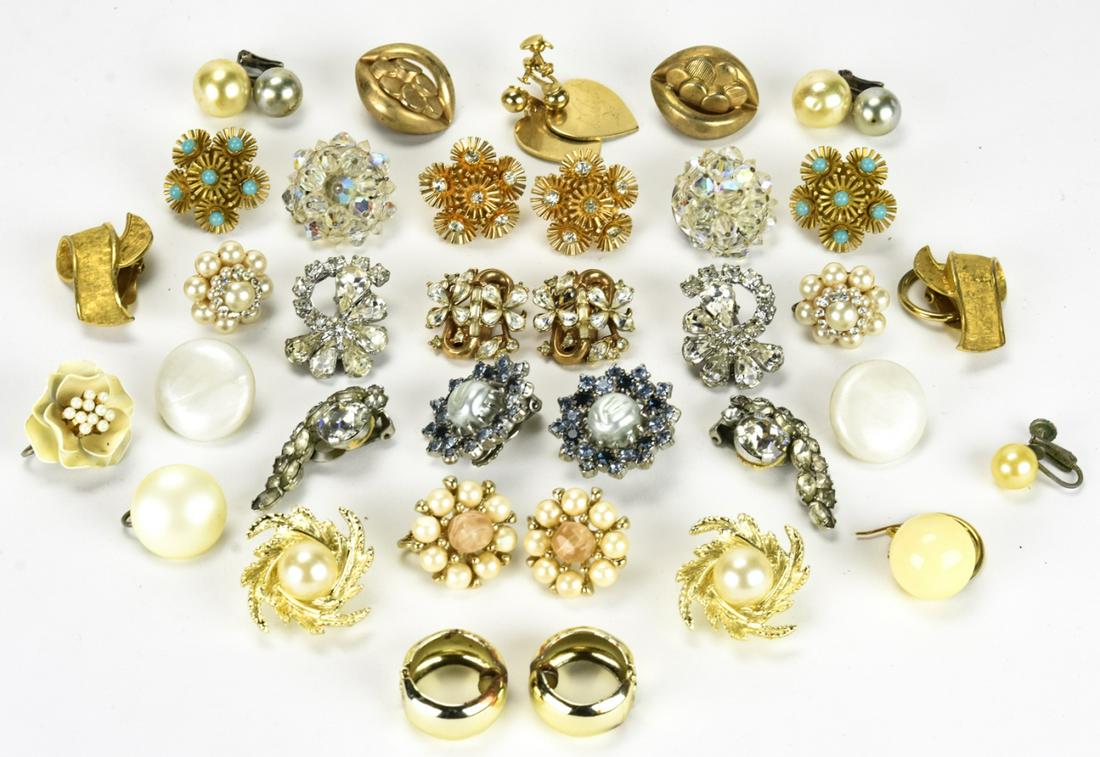 Collection Vintage Costume Jewelry Clip Earrings (1 of 5)