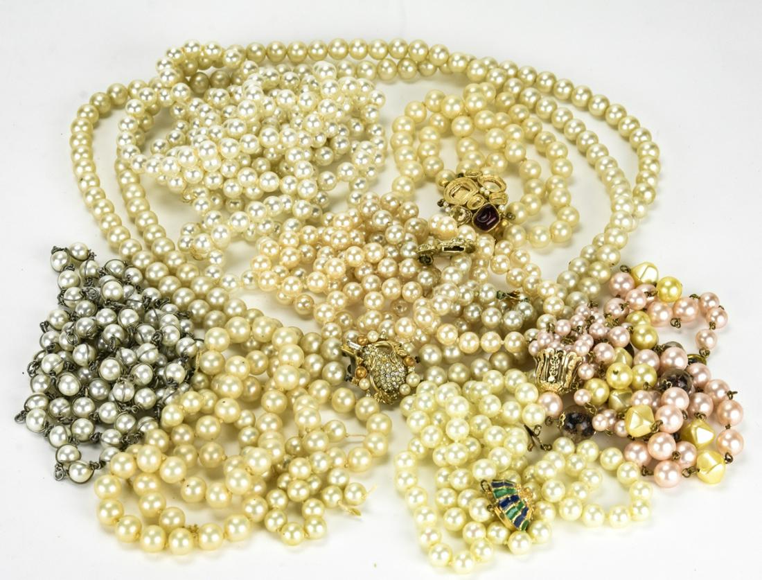 Collection Vintage Costume Jewelry Pearl Necklaces (1 of 7)