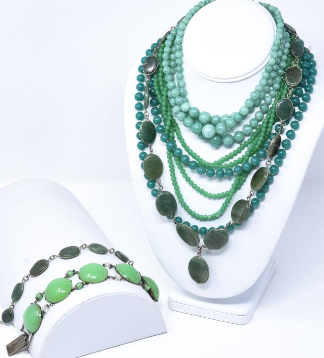 Collection Vintage Jade Glass & Hardstone Jewelry (1 of 6)