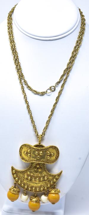 Vintage Kenneth Lane Mughal Style Gilt Necklace: Vintage Kenneth Lane Mughal Style Gilt Necklace. Rope motif necklace chain, Mughal style pendant with wire work and faux amber / faux bone bakelite beads. Signed. Chain measures 33 inches, pendant mea