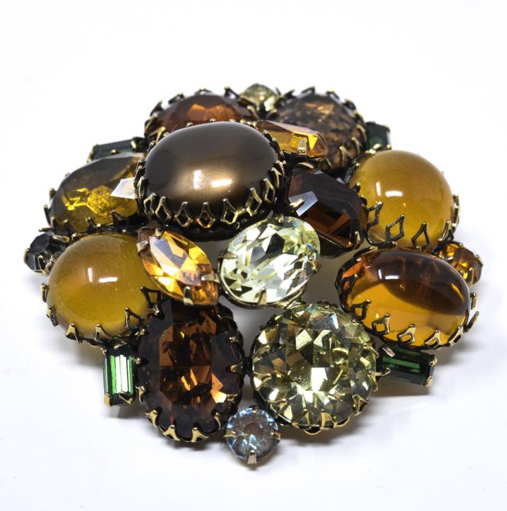 Vintage C 1965 Kramer Autumnal Tone Brooch: Vintage C 1965 Kramer Autumnal Tone Brooch. Gilt metal with autumn tone rhinestones in amber, citrine and lemon tones. Signed. Measures 2.25 inches in width.