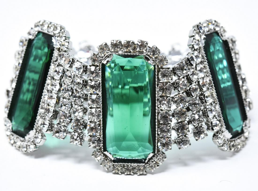 Vintage Art Deco Style Emerald Paste Bracelet: Vintage Art Deco Style Emerald Paste & Clear Rhinestone Bracelet. Silver tone metal. Unsigned. Measures 7.75 inches in length. Has a safety chain.