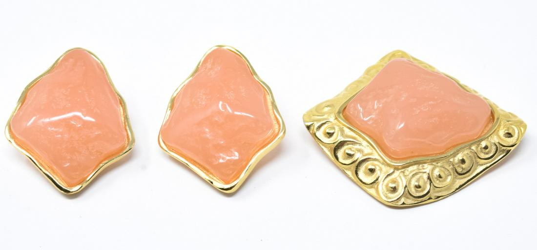 Vintage C 1990 French Givenchy Jewelry Suite: Vintage C 1990 French Givenchy Jewelry Suite. Gilt metal and peach tone faux jeweled brooch and clip on earring set. Signed. Earrings measure just under 1.5 inches in length.