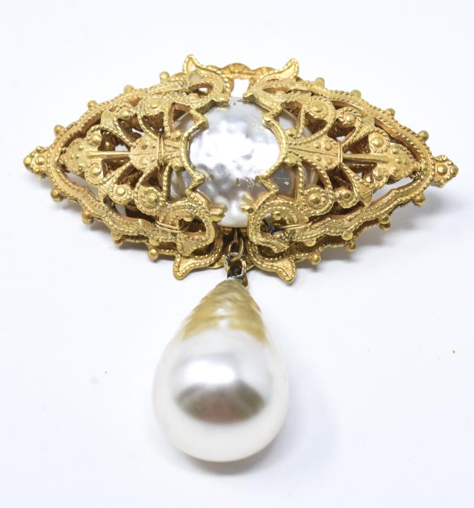 Vintage C 1960s Miriam Haskell Faux Pearl Brooch: Vintage C 1960s Miriam Haskell Faux Pearl Brooch Set in Gilt Metal. Signed. Measures 2 inches. Navette form.