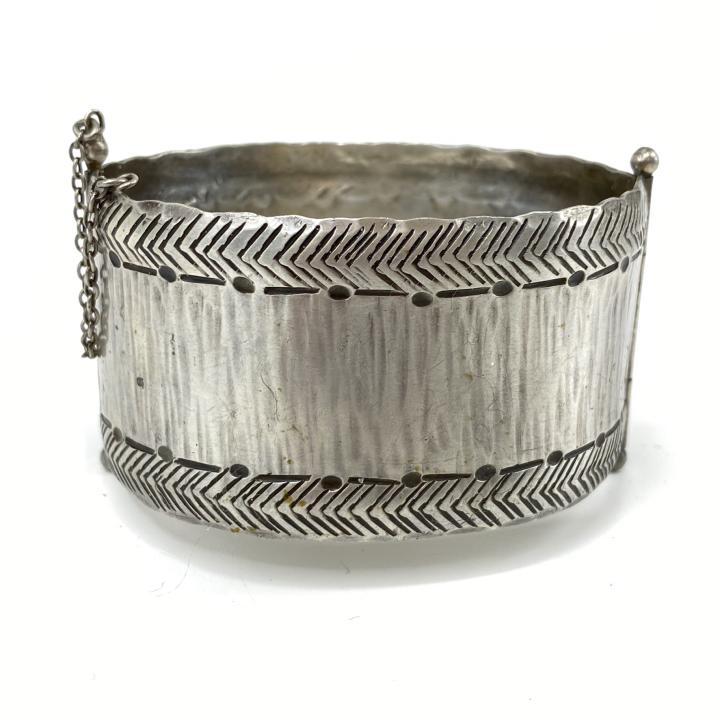 Vintage Heavy Sterling Silver Napier Cuff: Vintage Sterling Silver Napier Cuff – A very heavy vintage cuff designed by Napier probably in the 1970s. Hinged with a pin clasp and safety chain. Approximately 1.4” high and 7.5” circumference