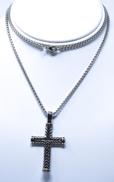 David Yurman Style Cross Necklace Pendant w Chain: David Yurman Style Cross Necklace Pendant w Chain. Chain measures 25 inches, cross measures 2 inches.