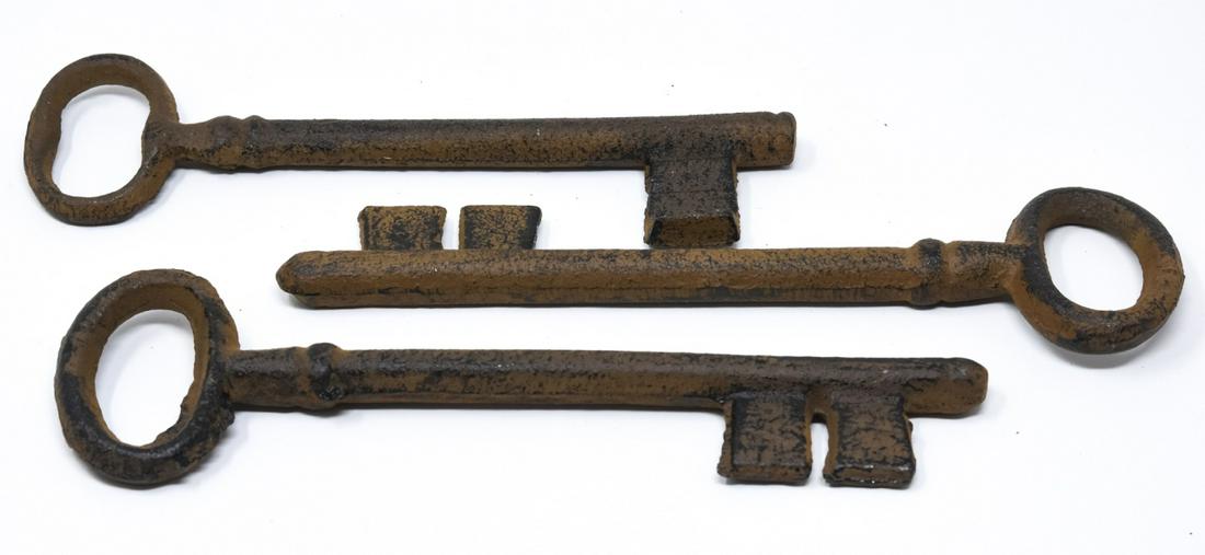 3 Antique Cast Iron Large Scale Skeleton Keys (1 of 7)