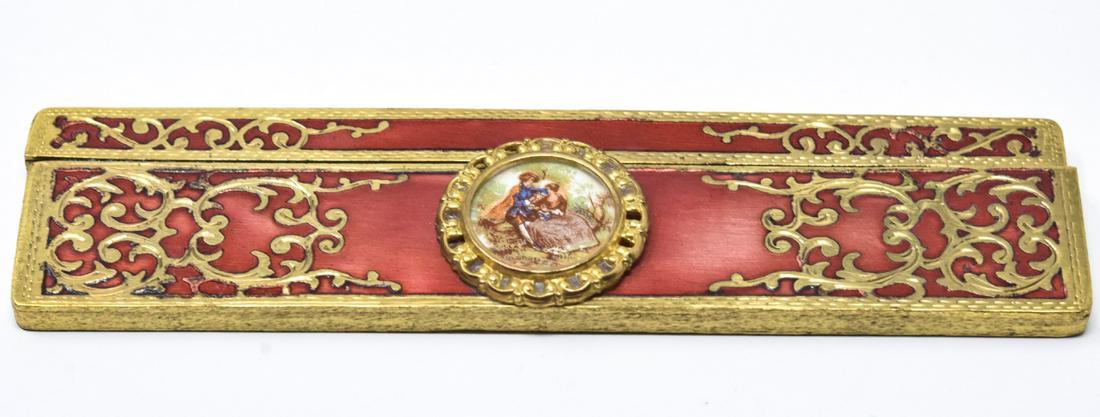 DR Vintage C 1970 Purse Comb: Vintage C 1970 Purse Comb. With French Rococo vignette design. Measures 4.5 inches in width. Stratton UK.