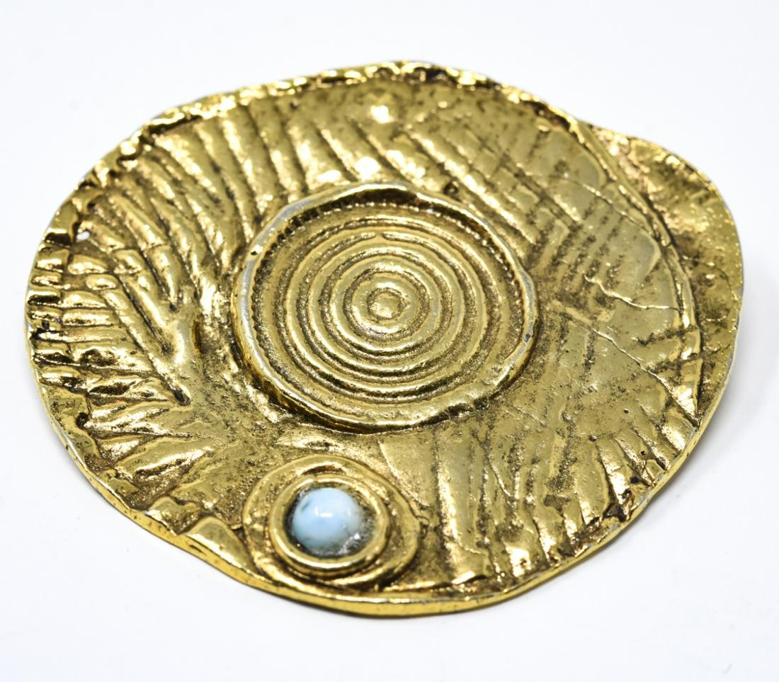VN Jean David Mid C Modern Pin / Pendant: Jean David Mid C Modern Pin / Pendant. Mid Century modern pin or pendant, gold tone with turquoise, by Jean David 1977 signed. Measures 2 inches x 2.25 inches.