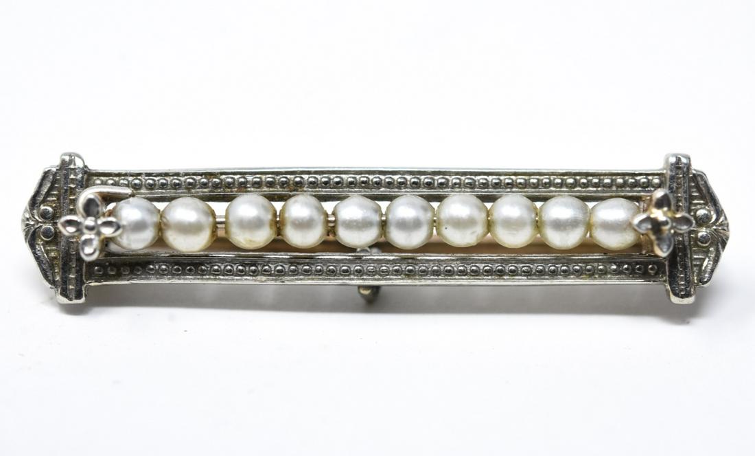 Antique C 1900 Edwardian Gold & Seed Pearl Brooch: Antique C 1900 Edwardian Gold & Seed Pearl Brooch / Bar Pin. 10kt white gold with seed pearls. Measures 1 inch in length.