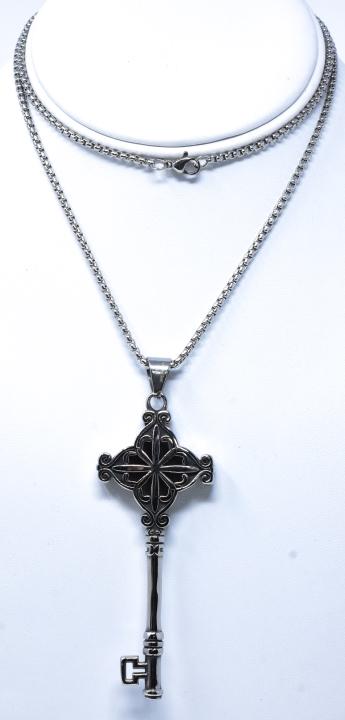 Large Ornate Skeleton Key Necklace Pendant w Chain (1 of 6)