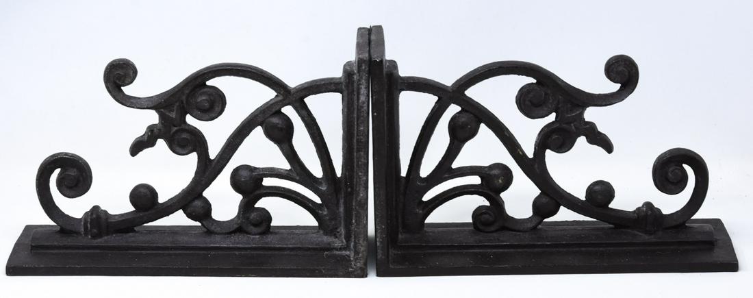 Pair of Decorative Cast Iron Corbels or Brackets (1 of 4)