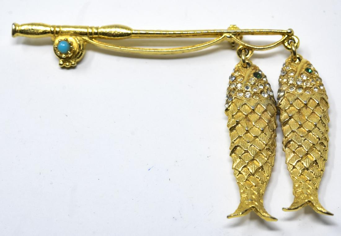 Vintage Pauline Rader Fishing Pole & Fish Brooch: Vintage Pauline Rader Fishing Pole w Articulated Fish Brooch. Signed. Measures 2.75 inches in width.