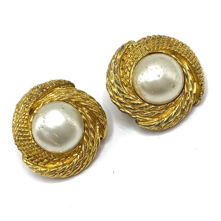 Vintage Chanel Costume Pearl Ear Clips on (1 of 3)