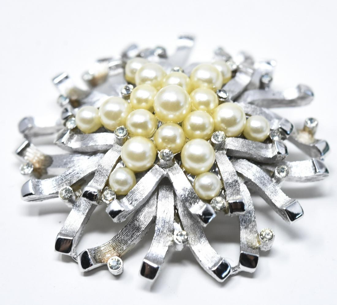 Trifari C 1975 Silver Tone & Pearl Cluster Brooch (1 of 6)