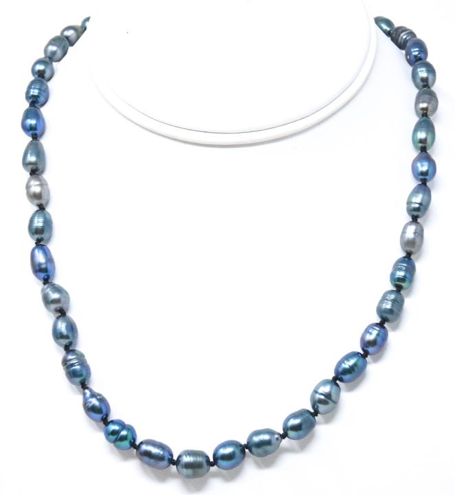 Hand Knotted Necklace w Black Tahitian Pearls (1 of 5)