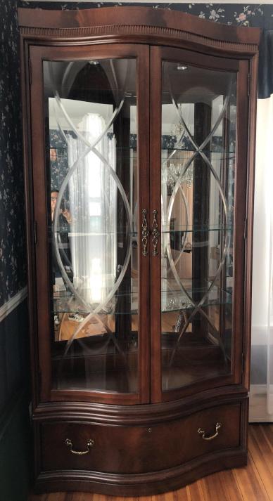 Thomasville Etched Glass Front Vitrine / Curio: Thomasville Furniture Mahogany Double Door Etched Glass Front, Mirrored Back, Vitrine / Curio Display Cabinet with Drawer and Lighting. 89 inches x 45 inches x 18 inches