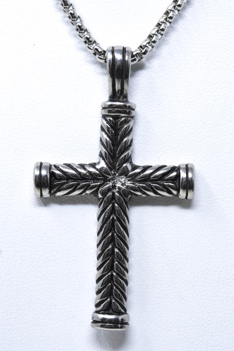 David Yurman Style Cross Necklace Pendant w Chain: David Yurman Style Cross Necklace Pendant w Chain. Chain measures 25 inches in length.