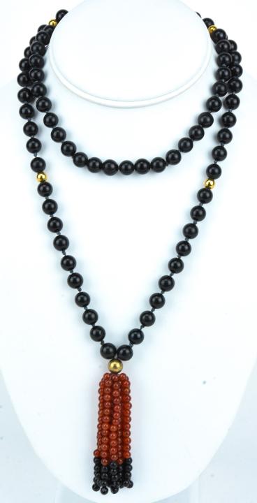 Estate 14kt Gold Onyx & Carnelian Tassel Necklace: Estate 14kt Gold Onyx & Carnelian Tassel Necklace. Measures 32 inches in length, plus tassel