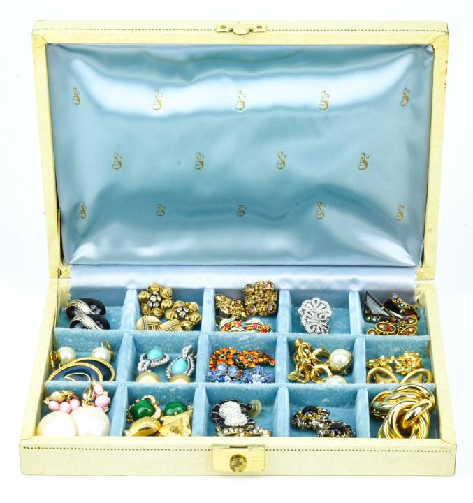 Vintage Jewelry Box w Costume Earring Collection (1 of 9)