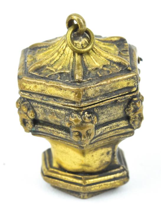 Antique 19th C Georgian Era Vinaigrette Pendant: Antique 19th C Georgian Era Vinaigrette Necklace Pendant. Urn form design with halo of cherub heads. Hinged top, Measures 1.5 inches with bail.