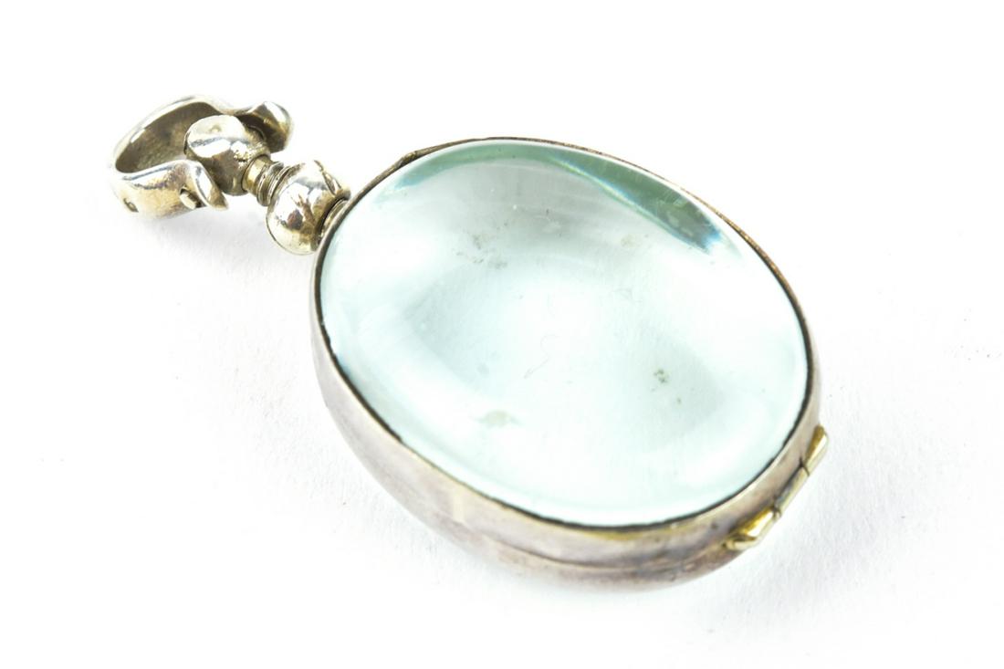 Vintage Sterling Silver Magnifying Locket Pendant: Vintage Sterling Silver Magnifying Locket Pendant / Necklace Pendant. Hallmarked and measures just under 2 inches in length.