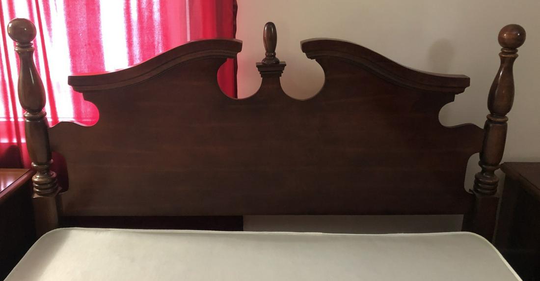 Lea Chippendale Style Carved Queen Bed Frame (1 of 5)