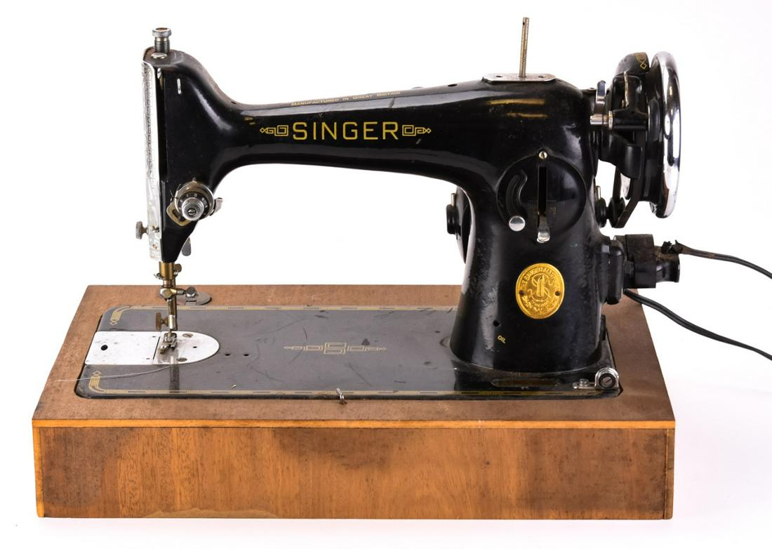 Antique Singer Sewing Maching Model EE918120: Antique Singer Sewing Maching Model EE918120. Made in Great Britain. 14 inches x 16 inches x 11 inches