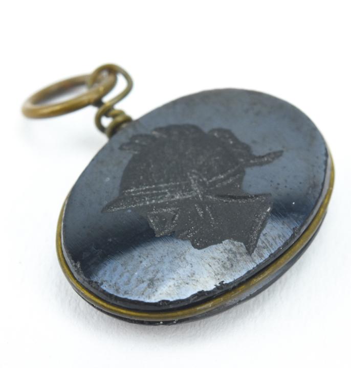 Antique 19th C Carved Onyx Intaglio Pendant: Antique 19th C Carved Onyx Intaglio Pendant Intaglio of a Greco-Roman soldier. Measures .75 of an inch in width.