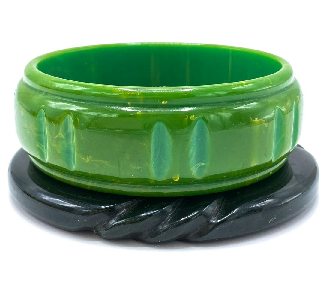 Pair of Vintage Green Bakelite Carved Bangles (1 of 3)