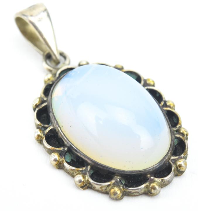 Vintage Sterling & Moonstone Cabochon Necklace: Vintage Sterling Silver & Moonstone Cabochon Necklace. Measures 1.25 inches in length.