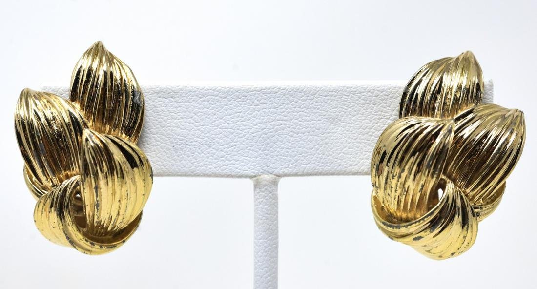 Pair of Vintage Gilt Metal Ciner Clip on Earrings: Pair of Vintage Gilt Metal Ciner Clip on Earrings. Signed. Each measures just over 1 inch in length.