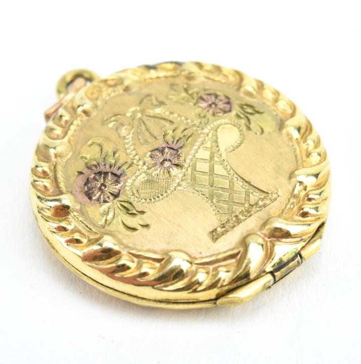 Antique Gold Locket W Gardinetto Scene: Antique Gold Locket W Gardinetto Scene. Gold filled locket with repousse border and gardinetto style basket with flowers at center. Measures 1 inch in length plus bail.