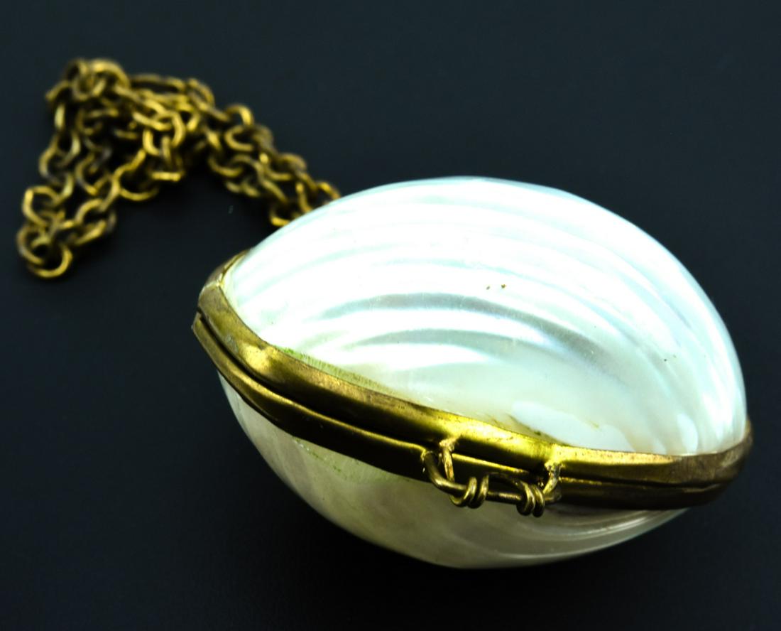 Antique Natural Shell Mounted Thimble Case (1 of 4)