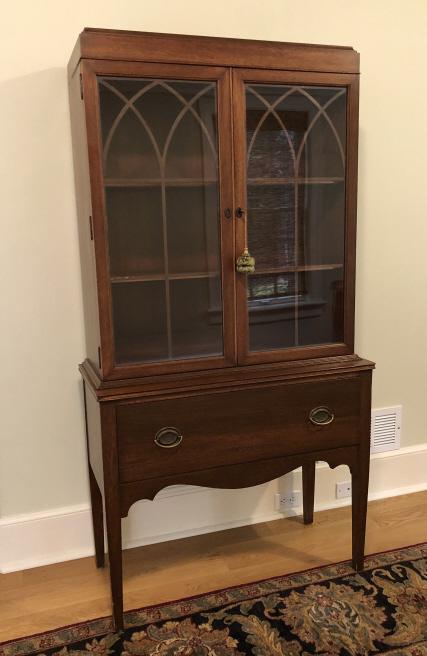 Tomlinson Chippendale Style Curio Cabinet (1 of 6)
