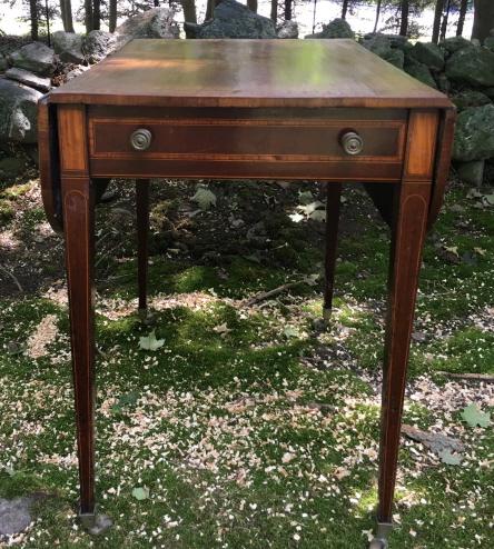 English Sheraton Style Drop Leaf Table (1 of 4)