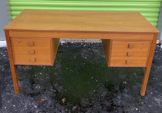 Mid Century Modern Kneehole Desk (1 of 6)