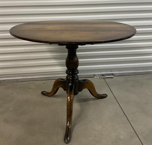 Queen Anne Style Flip Top Pedestal Table (1 of 6)