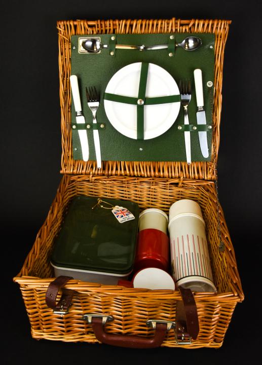 Optima English Picnic Basket Hamper (1 of 8)