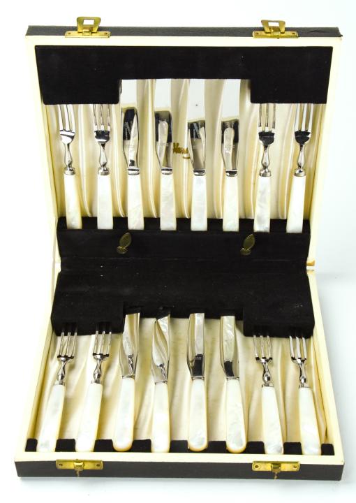 Antique Harrods Mother of Pearl Fish Cutlery Set (1 of 9)